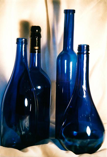 Stilleven met blauwe flessen